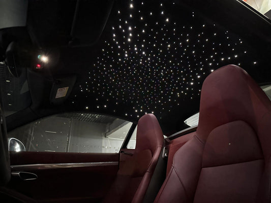 The starlight roof of the Porsche 718 is like countless diamonds inlaid in the night sky!
